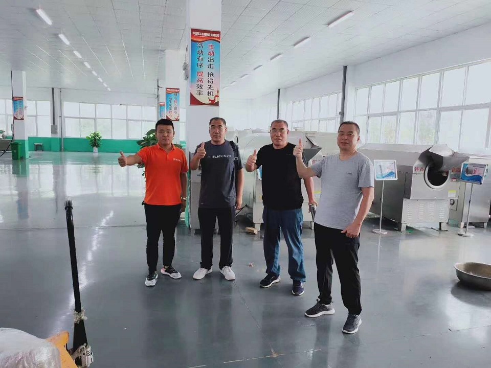 河北客戶(hù)來(lái)到許昌智工試機(jī)多功能電磁炒貨設(shè)備
