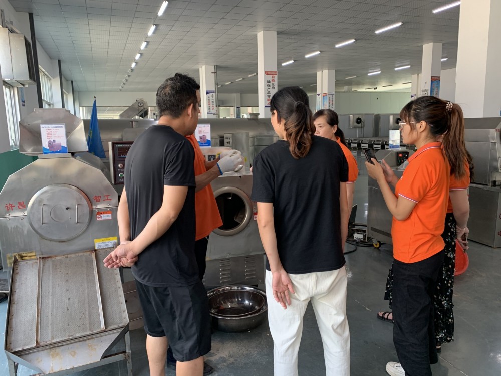 花生炒貨機(jī)_8月27日 周口客戶(hù)自帶花生米來(lái)廠(chǎng)試機(jī)炒制五香花生米