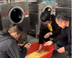 浙江客戶來廠試機炒貨機炒制姜棗茶，效果很滿意，現(xiàn)場簽單電磁炒貨機一臺！