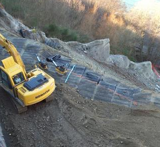 單向土工格柵加固斜坡